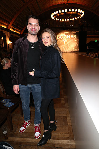 Jimi Blue Ochsenknecht und seine Freundin Laura Marie Geissler bei der Fashion Show „BOGNER CELEBRATES MARIA 23“ der Herbst/Winter Kollektion 2023/2024 als Tribute für Maria Bogner’s erste Kollektion und Modenschau 1948im Hofbräuhaus am 19.01.2023 (Photo by Gisela Schober/Getty Images/PR für Bogner)